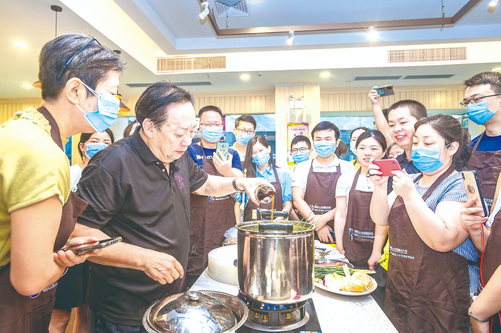 真香!中国烹饪大师手把手教顺德高层次人才做菜