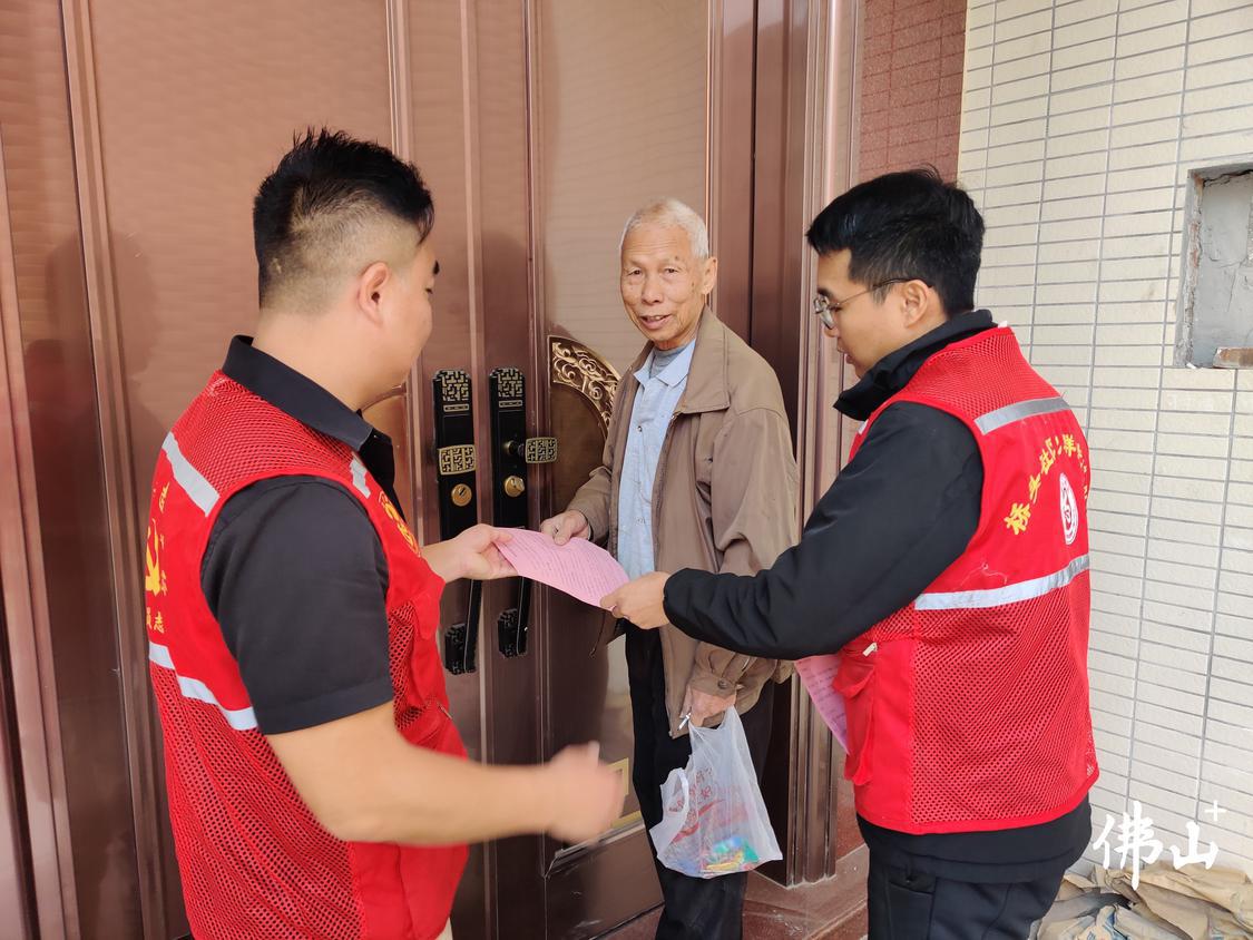 桥头社区入户开展登革热防控宣传。.jpg