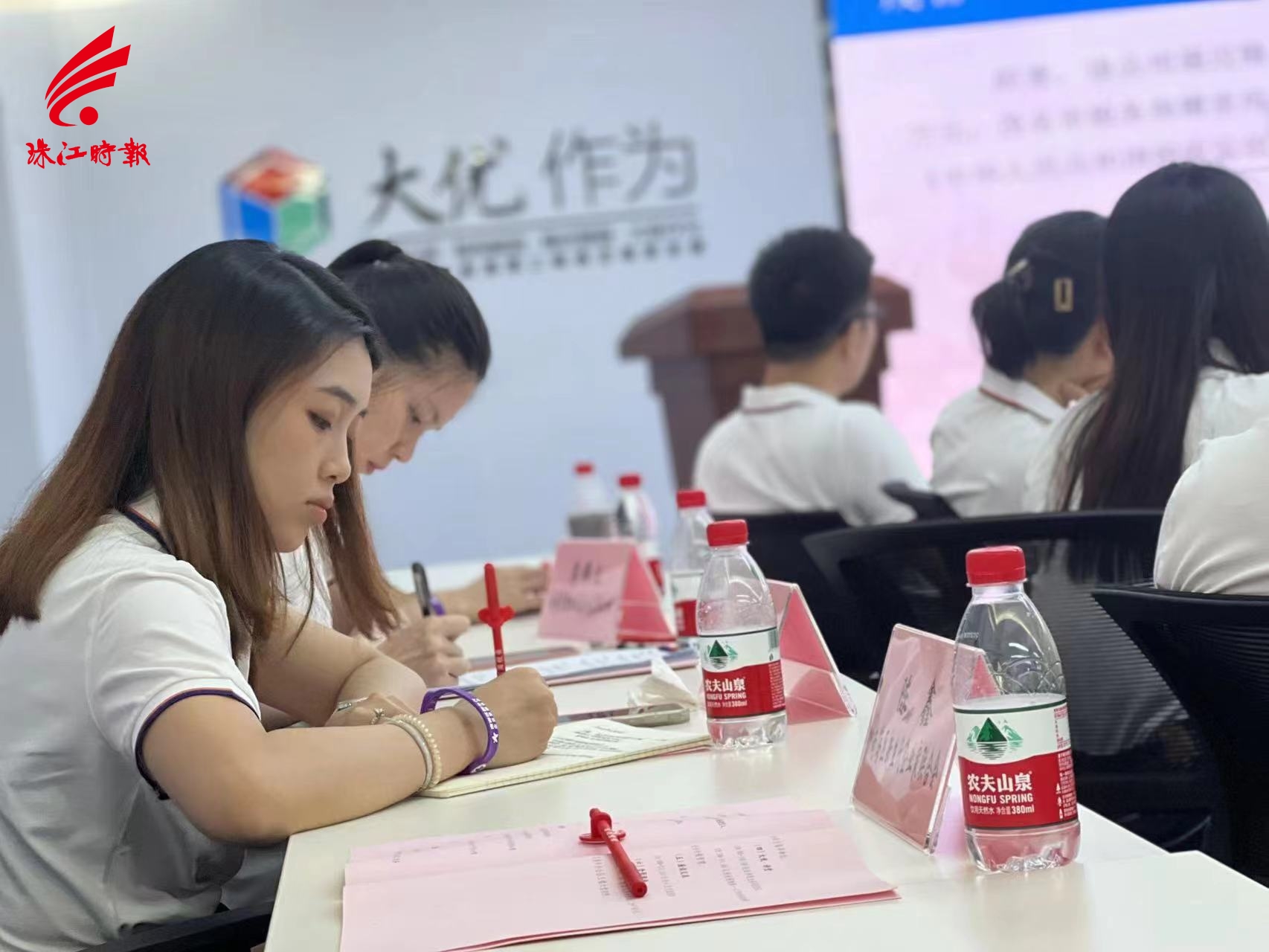 新生代企业家在认真记笔记.jpg