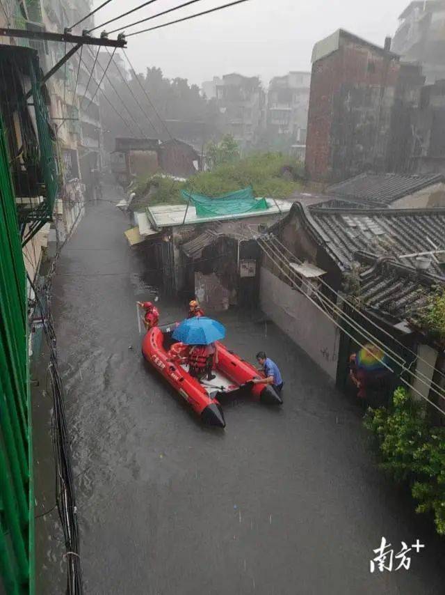 民警赶往现场紧急救援。
