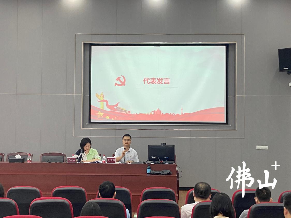 活动中，获得“党员示范岗”荣誉称号的代表（右）上台分享心得体会。.jpg