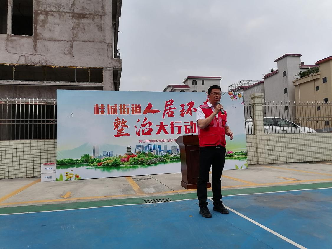 岑灼雄在参加村居党员志愿服务活动时呼吁群众齐参与。.jpg