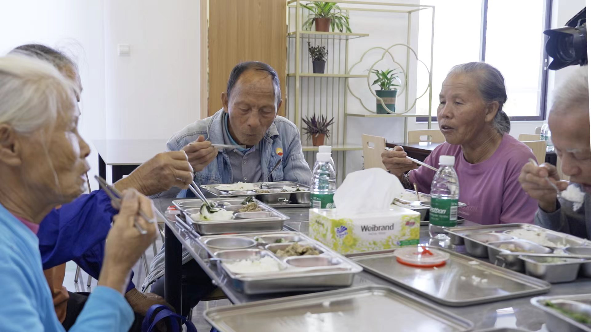 老年人更要积极预防骨质疏松。图为老年人在饭堂内就餐。.jpg
