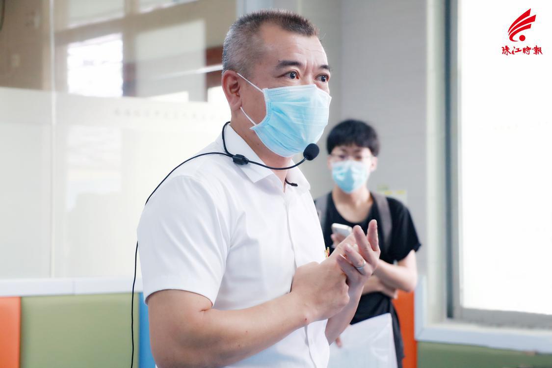 南海经济开发区人民医院党委书记王承志现场对托儿所项目进行讲解。.jpg