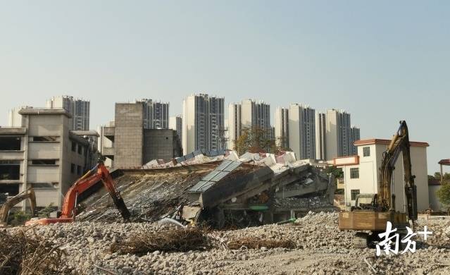 从北滘实验学校地块拆除现场可看到,附近有多个新建楼盘。熊程 摄 从北滘实验学校地块拆除现场可看到,附近有多个新建楼盘。熊程 摄