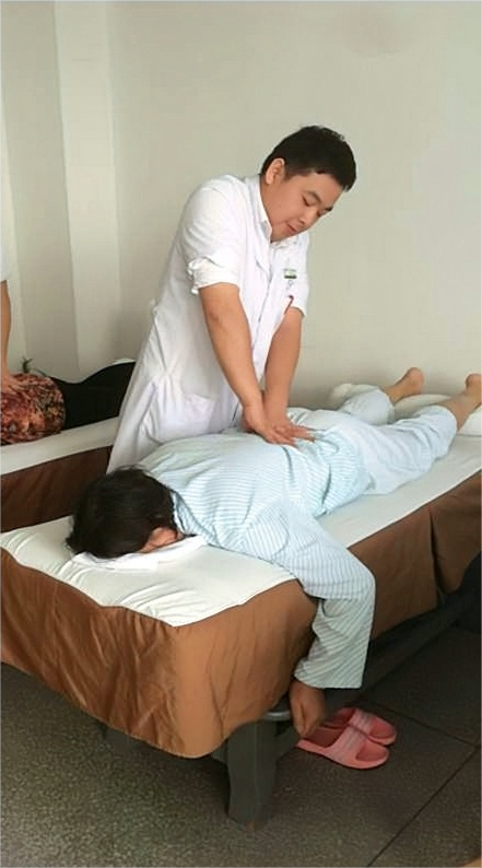 刘华主任医师工作场景图1.png