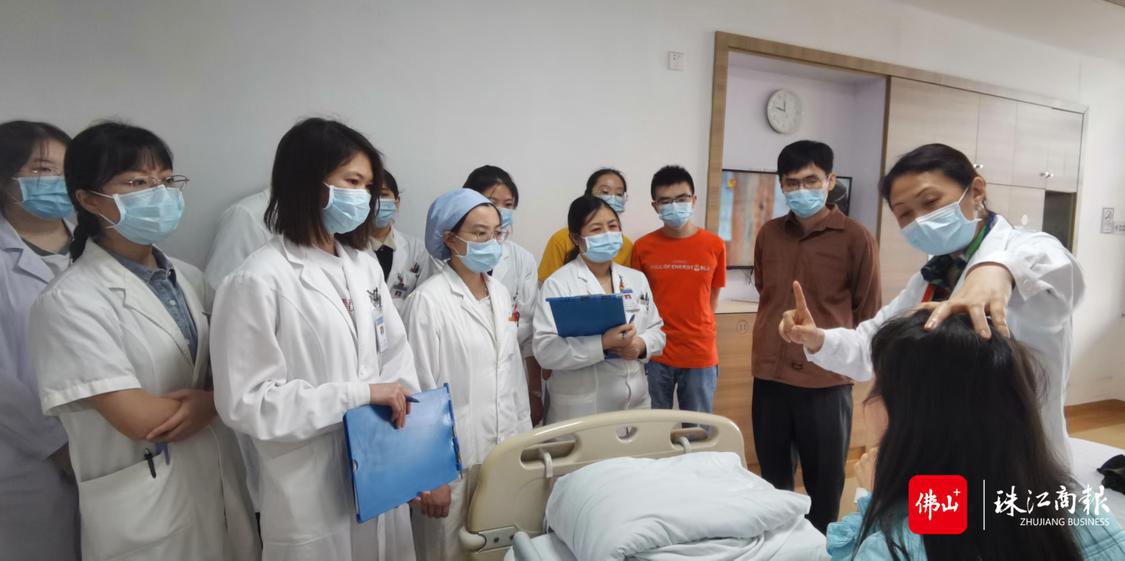 南方医科大学顺德医院院长沈洁带领MDT多学科团队查房。.jpg