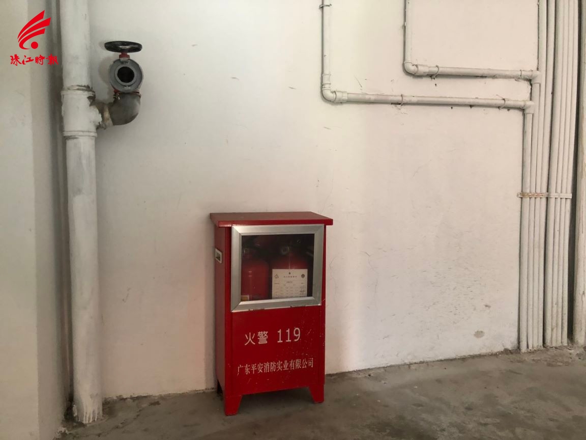 小区楼道配置全新消防器材.jpg