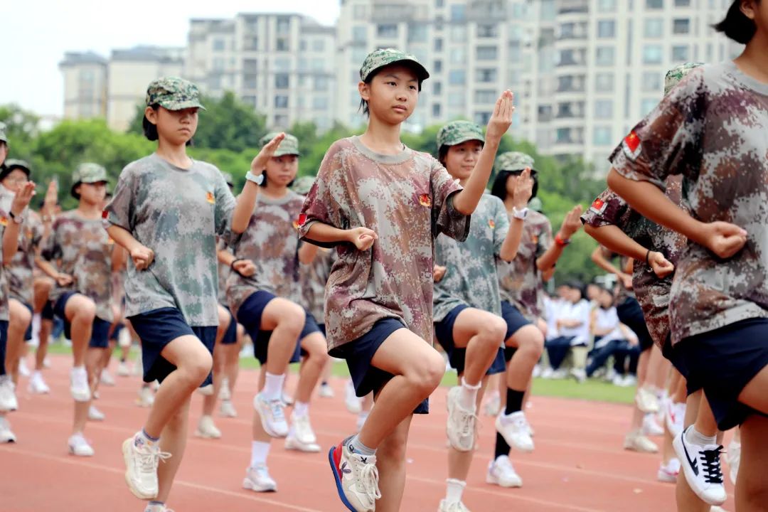 英姿飒爽，大沥高中迎来首届国防班学子。.jpeg