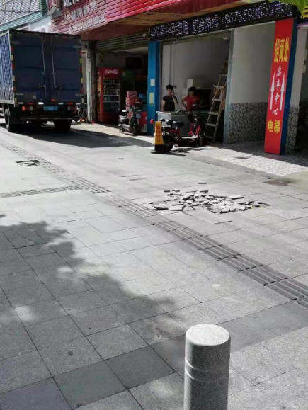 破损人行道修复前。