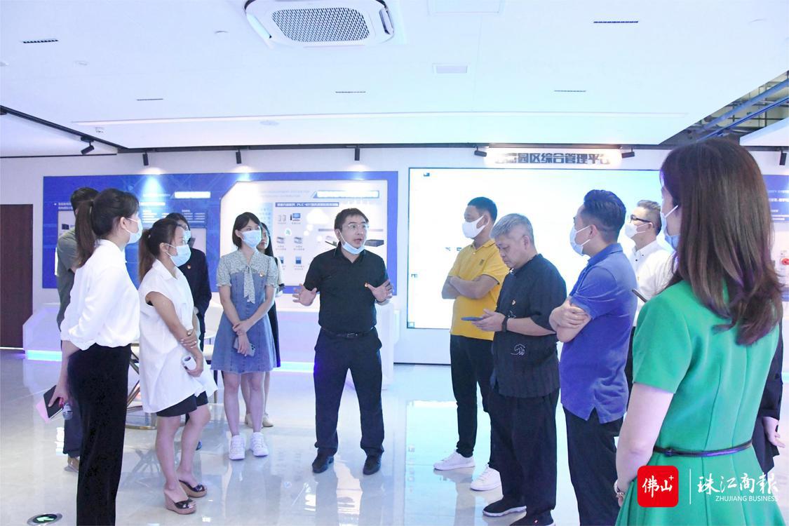 丰明中心创新举办“沉浸式党课”,组织楼内党员企业家走访大楼企业,相互学习先进经验。.jpg