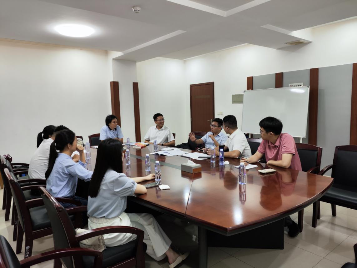 学员在会议室讨论制片思路并制定拍摄计划.png