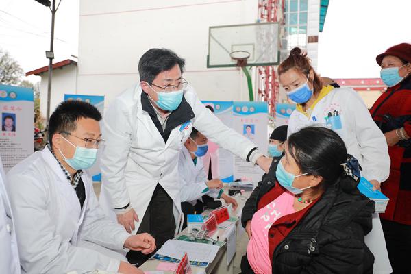 来自广东的医疗专家正在为墨脱群众检查身体。佛山日报记者 张弘弢摄