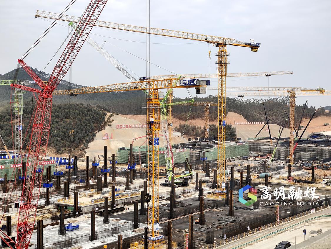 春节期间,广湛铁路十四标二分部项目1000多名工作人员仍奋战在建设岗位上.jpg