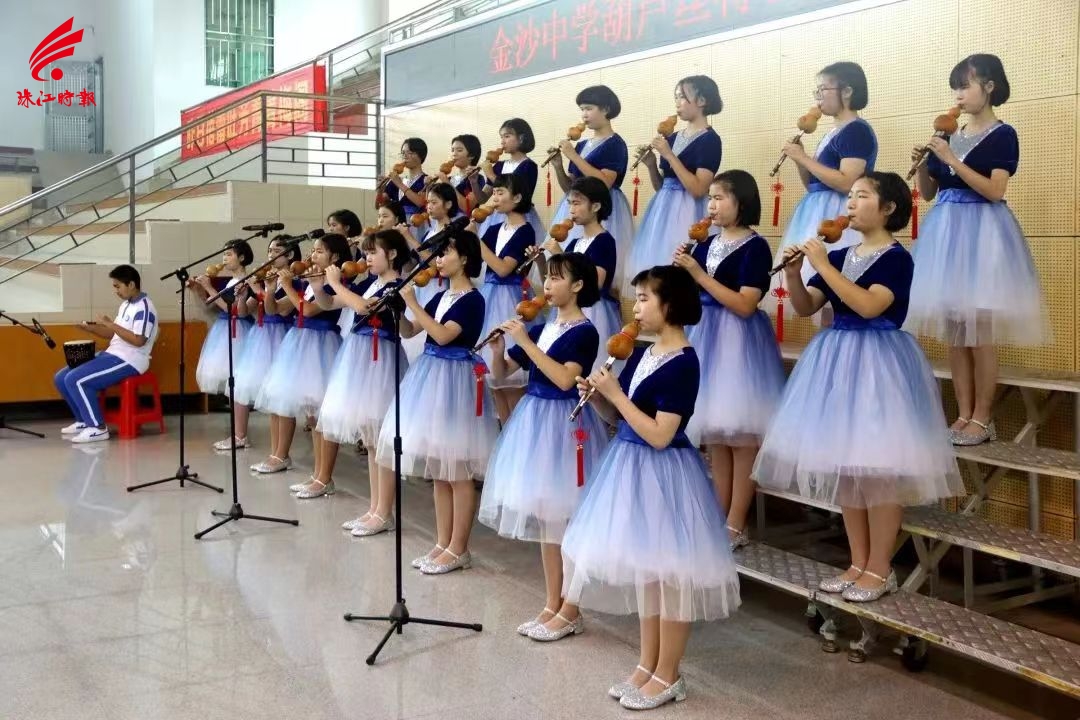 学生演奏葫芦丝。.jpg