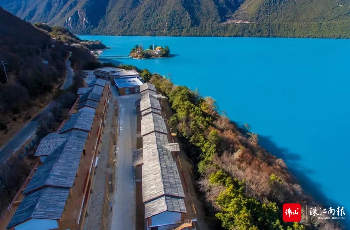途中入住巴松措临湖的特色酒店，湖光山色，尽收眼底.JPG
