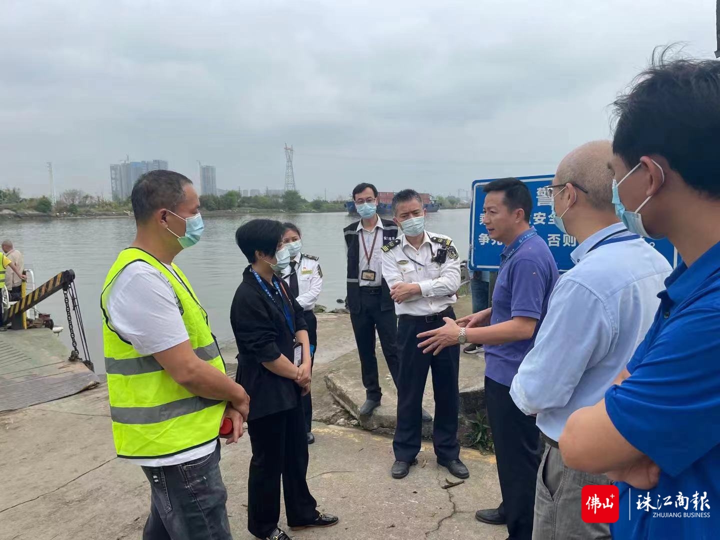图说:检查组在乡镇渡口进行检查.jpg