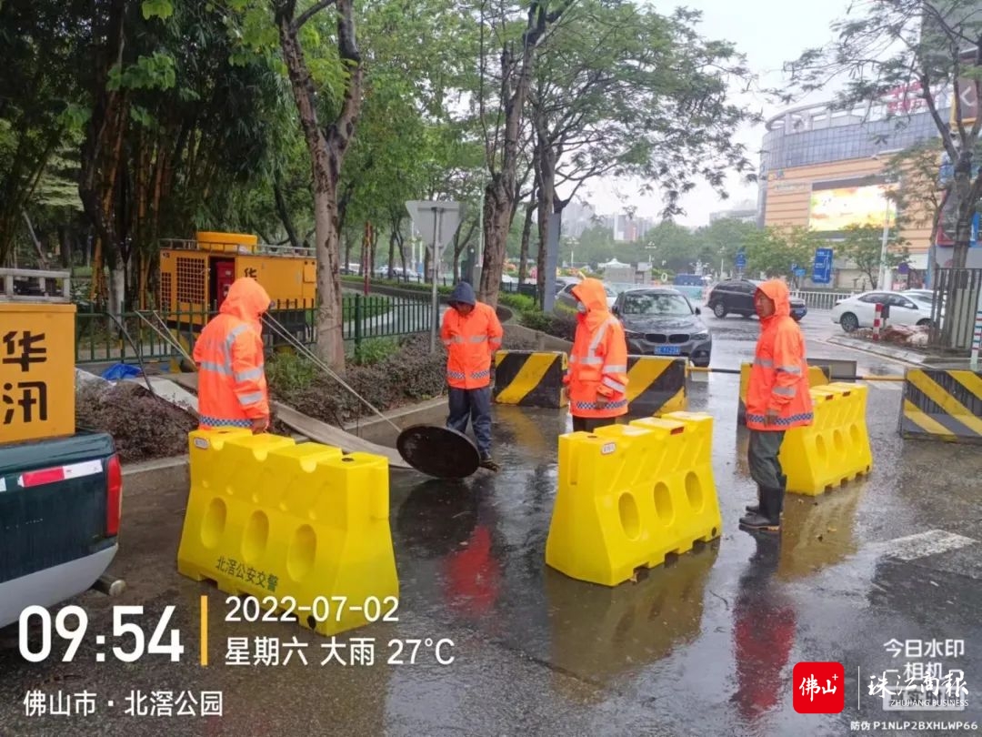 工作人员正在进行抽排工作。.jpg
