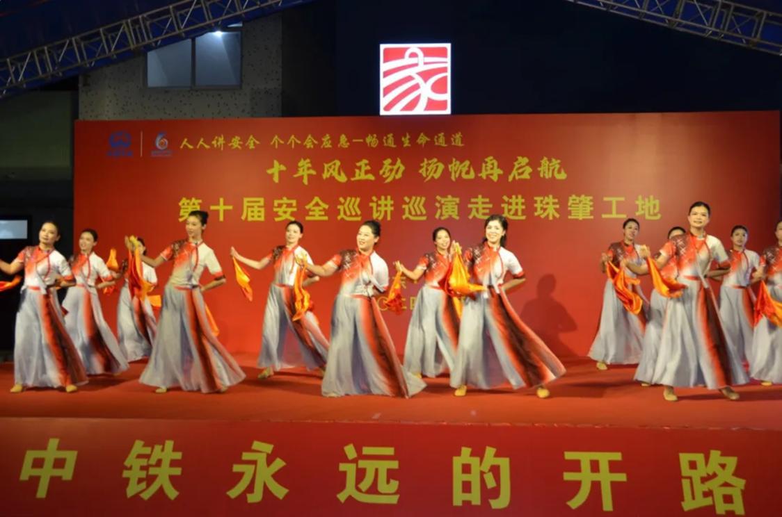 活动现场,高明区总工会“百千万工程”职工宣讲团志愿者通过快板、舞蹈等节目,为职工开展“百千万工程”知识宣讲,打通基层理论宣讲“最后一公里”。工会供图.png