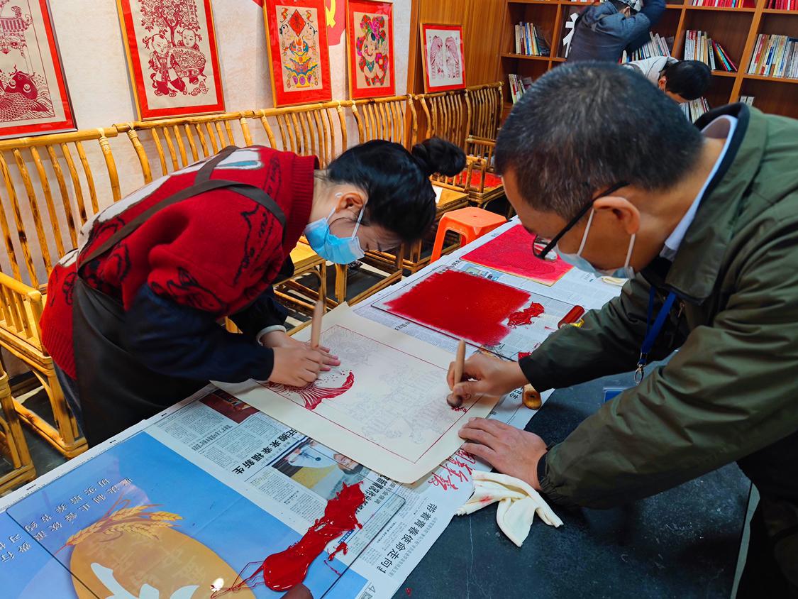 工作队与各部门代表挥毫泼墨,为村民写春联。.jpg