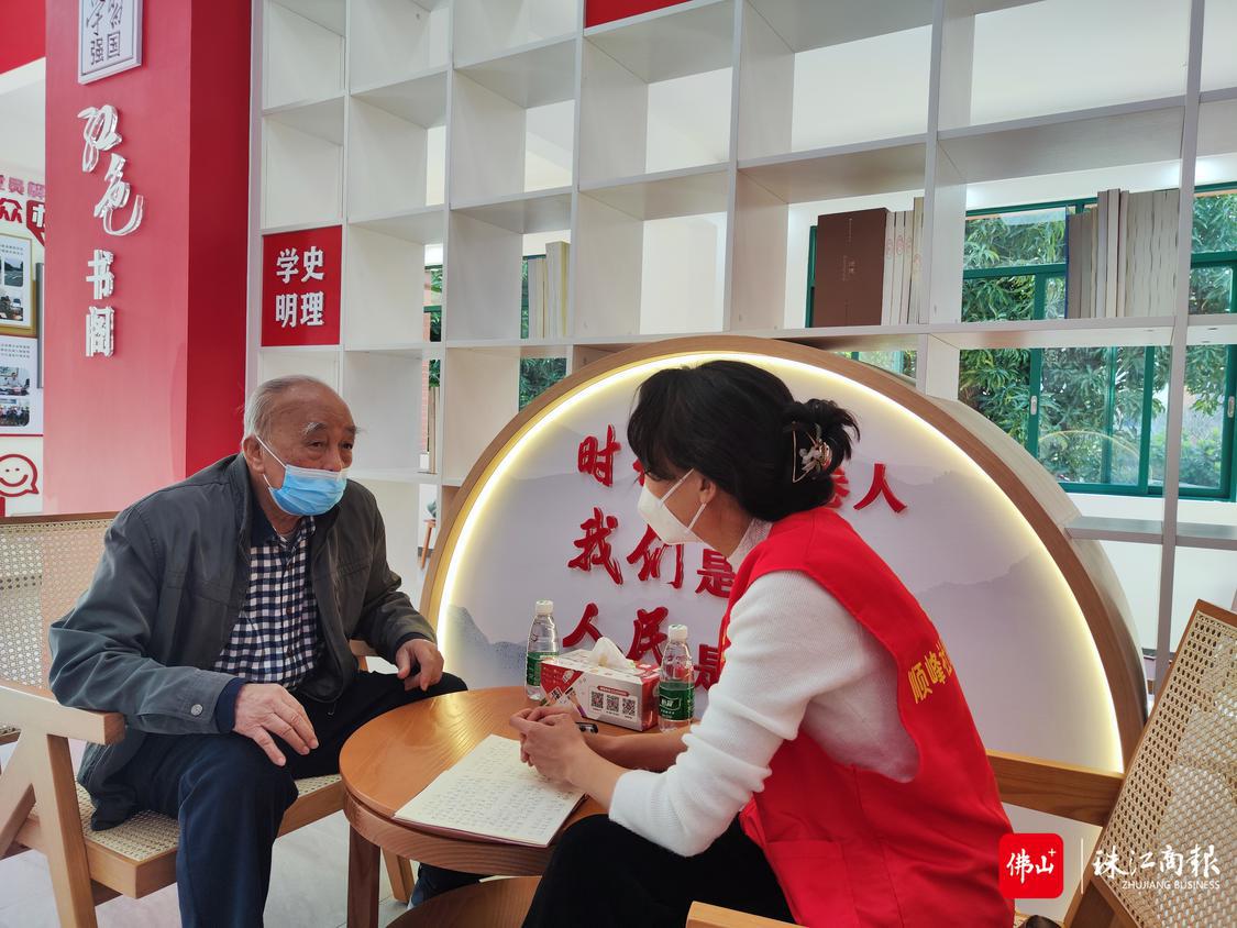 在职党员耐心记录群众提出的意见和建议。珠江商报记者胡露摄。.jpg