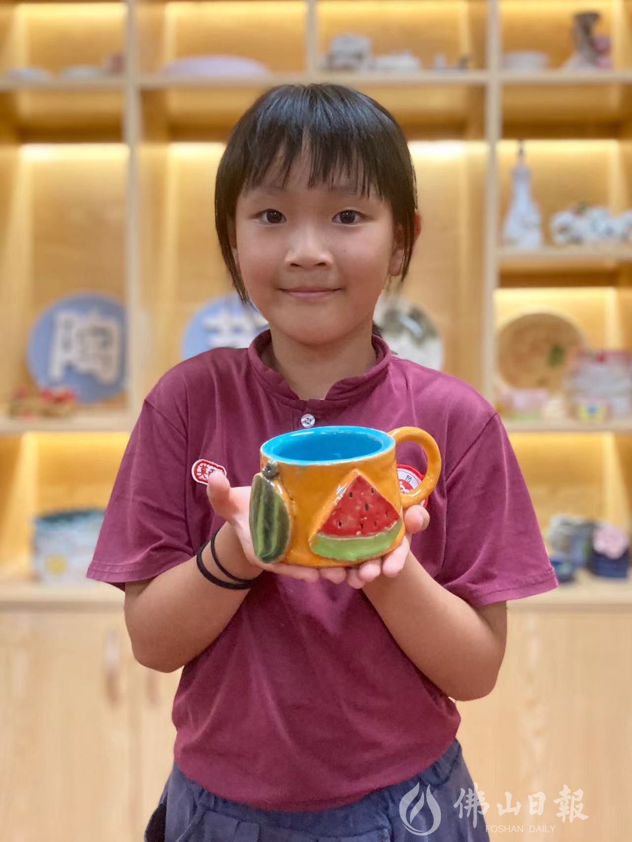 学生展示陶艺成品。(6762700)-20231128194947.jpg