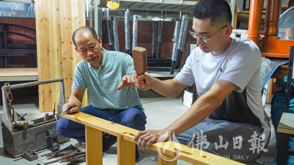 杜国枝师傅细心指导儿子制作家具。佛山市新(5410661)-20230629193127.JPG