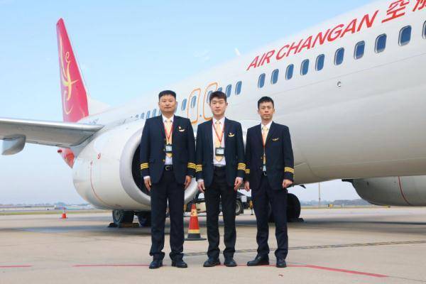 长安航空飞行员曹亮、杨紫龙、黄威勉(从左至右)。 图源:长安航空