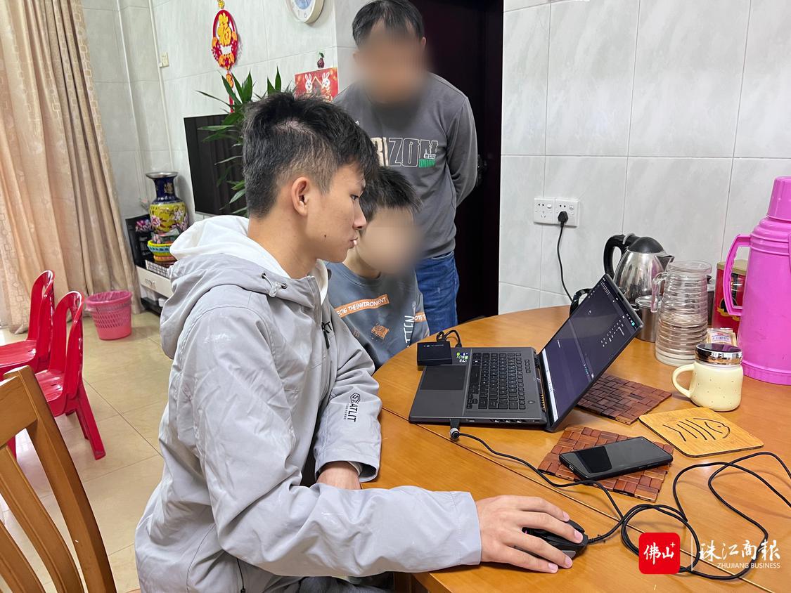 佛山市人大代表柳杨带上善于剪辑视频的雷克益同学前来教导孩子如何制作视频。.jpg