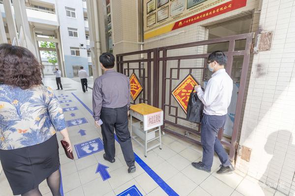 顺德青云中学宿舍楼,地面贴着指示标识,指引学生按指定方向和间距进出宿舍。佛山日报记者王伟楠摄