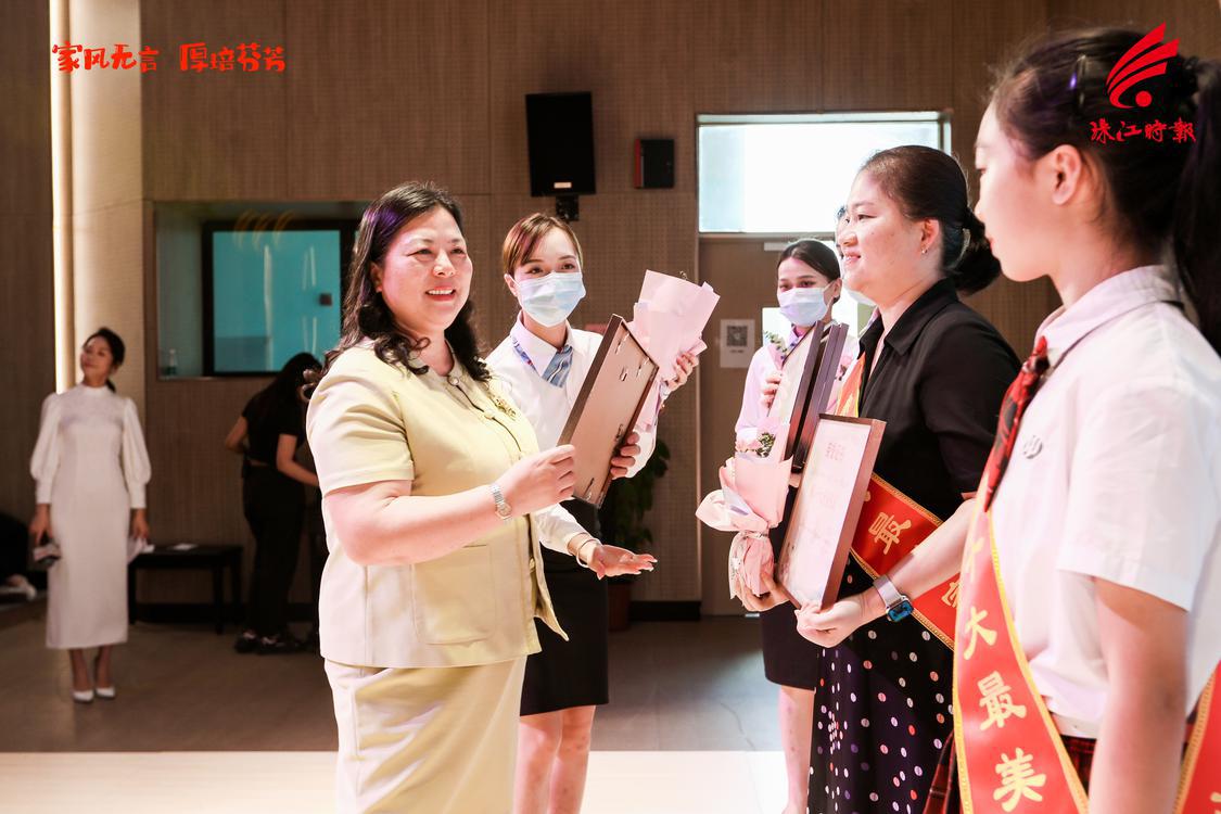 市妇联主席甘绮霞为2023年佛山十大“最美家庭”颁奖。