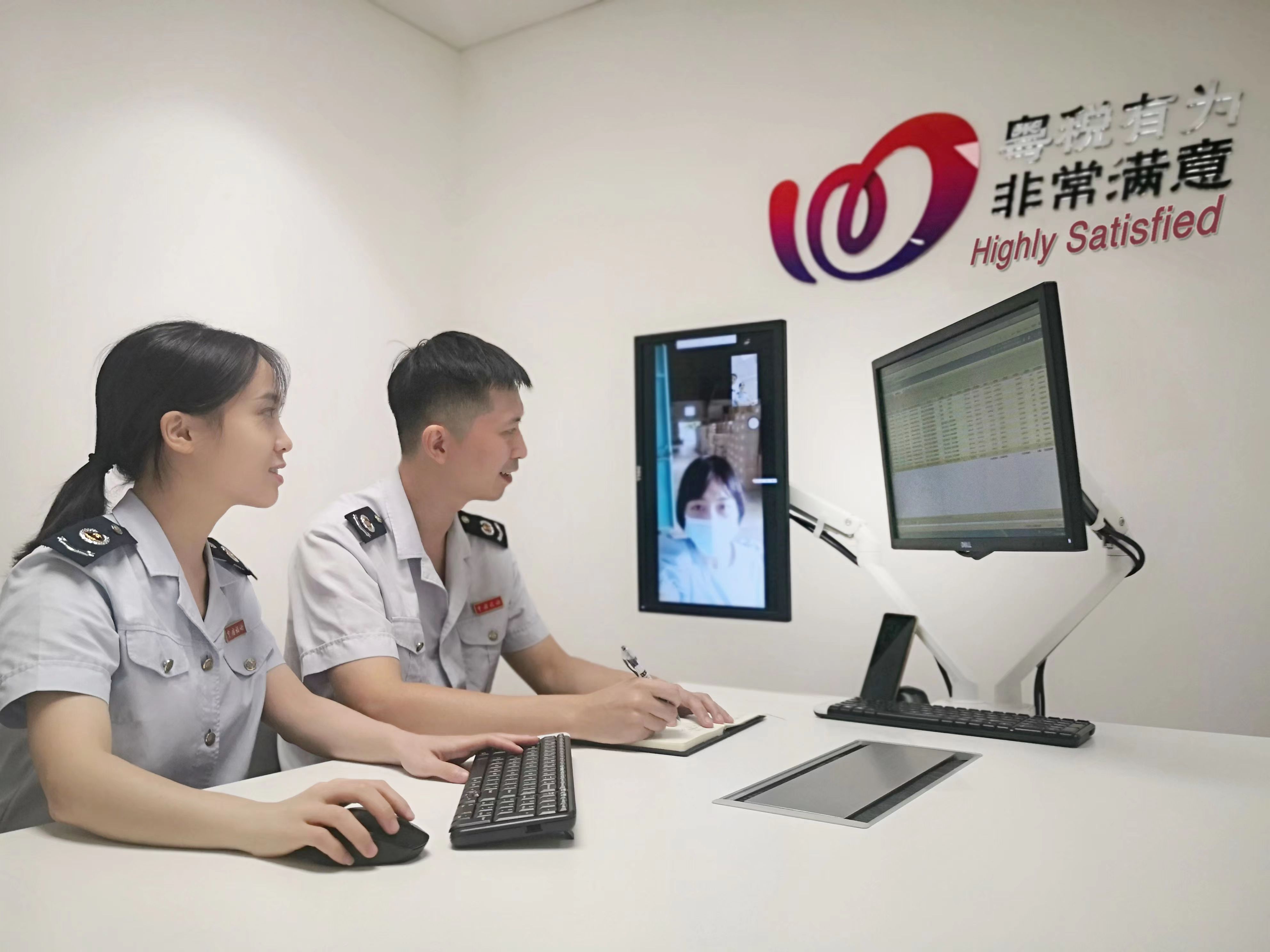 税务人员正在通过“云上乐享”为企业提供一对一精准辅导。通讯员供图.jpg