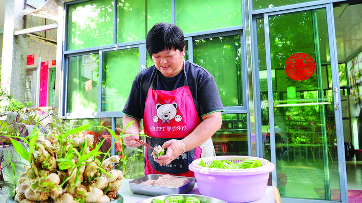苏惠锦依托美丽庭院打造私房菜馆。