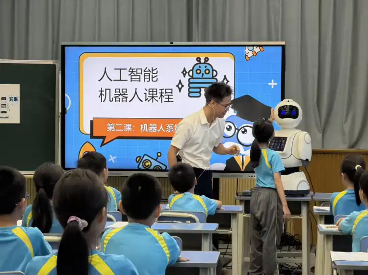 明德观察 | 让AI助教走进课堂，为顺德孩子的未来赋能