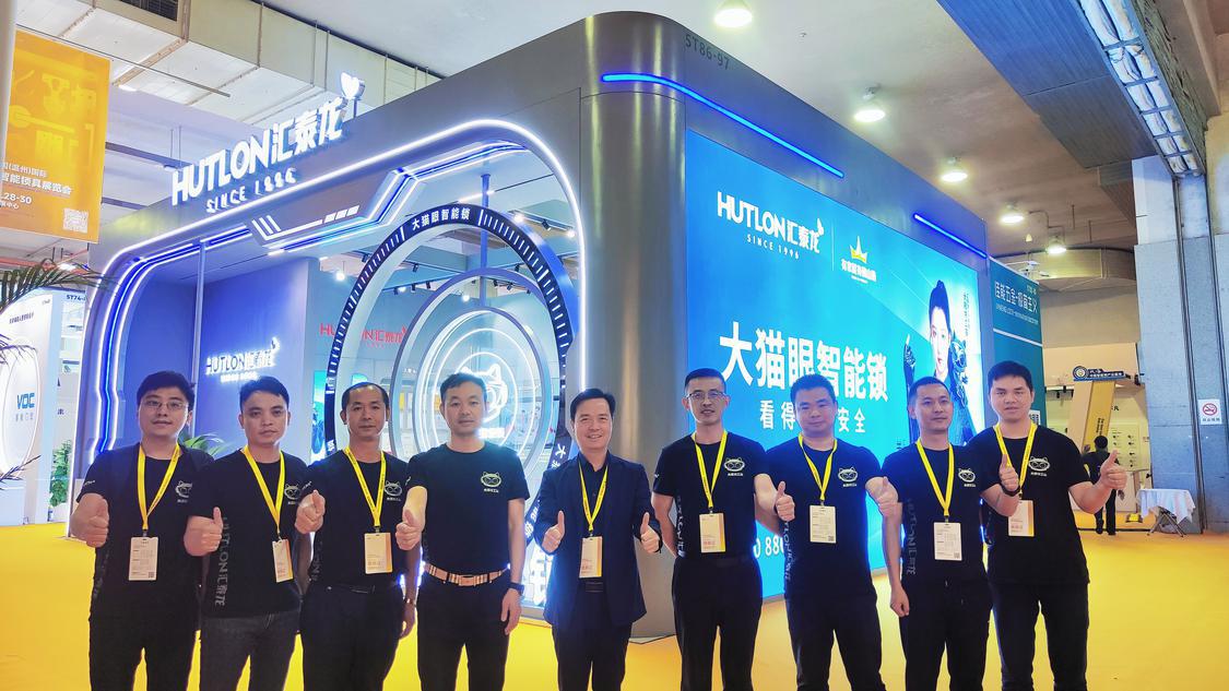 汇泰龙市场团队在展会现场积极开拓客源。.jpg