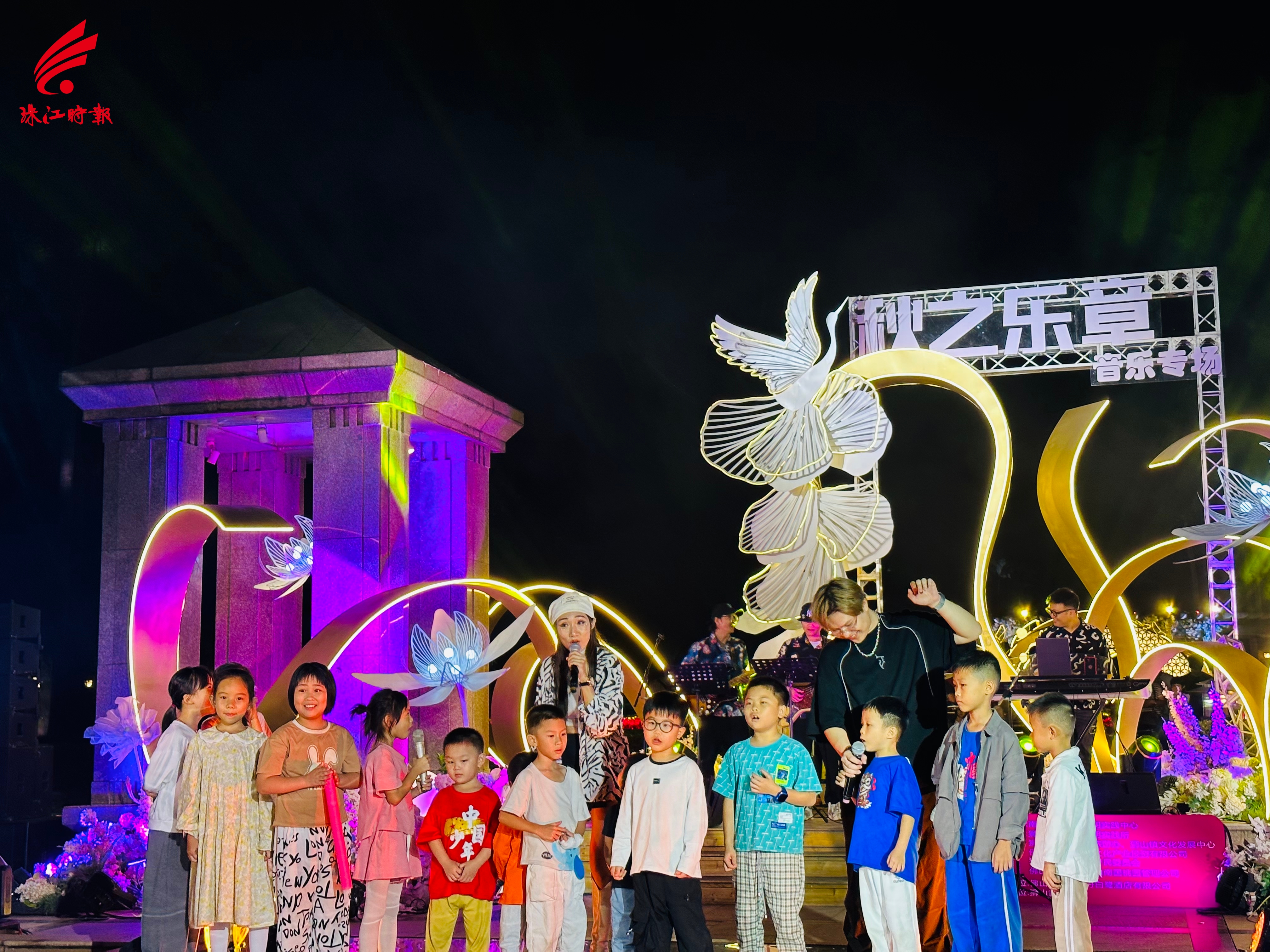 小乐迷们上台互动演唱。.jpg
