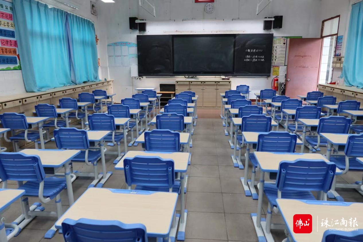 全镇小学一年级、初中一年级更换新课桌的微改造项目已经全部完成。.jpg