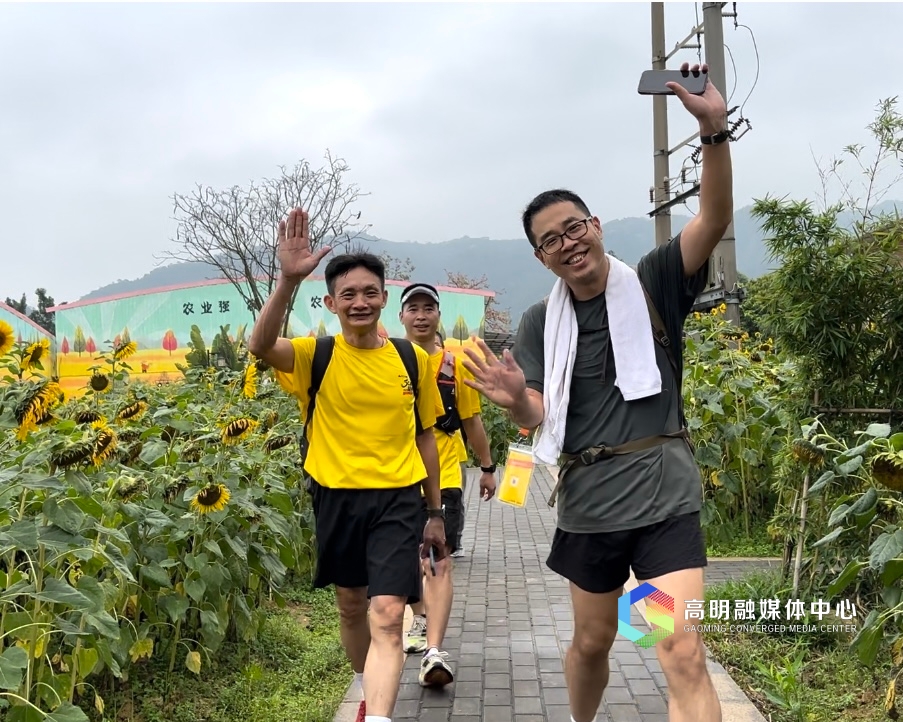佛山50公里徒步活动,市民行走在美丽的高明线.jpg