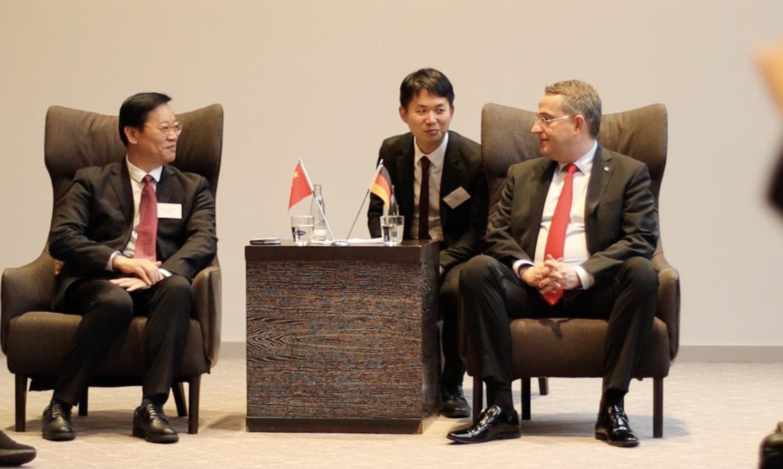 会前丁锡丰常委会见舒曼先生.png