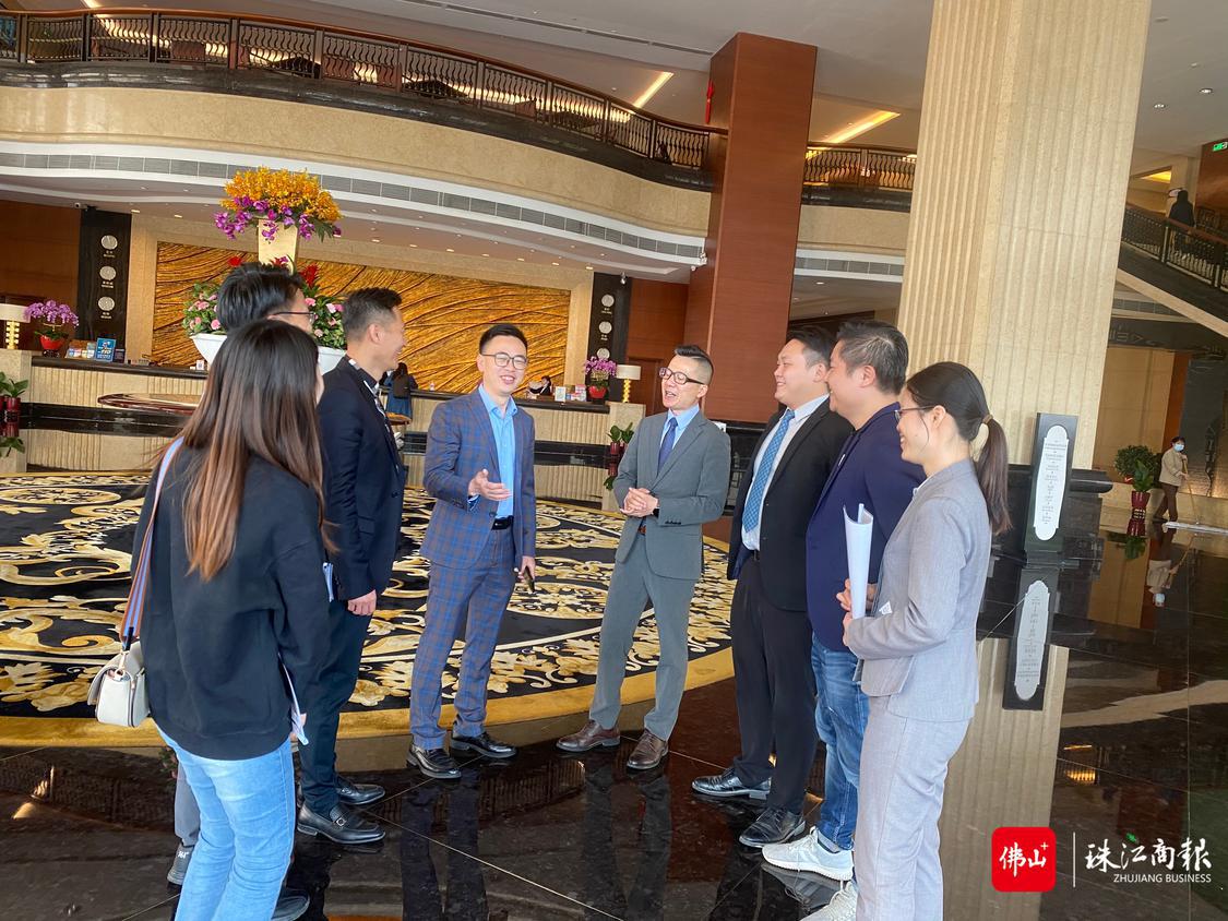 顺德旅游协会执行会长、口岸国旅总经理蒙在峰（左四）与同行一起探讨交流如何提振顺德游.JPG