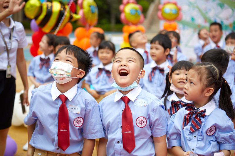 协同学校一年级师生在操场上放飞气球。/佛山日报记者吕润致摄