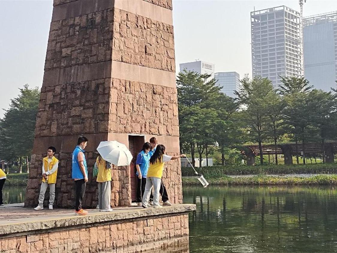 佛科院水义工对千灯湖水体进行采样.png
