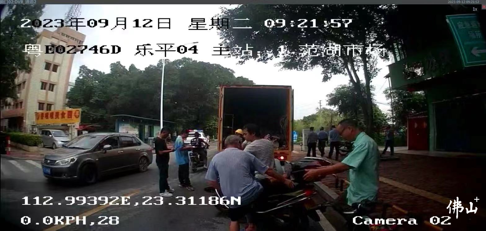 何永权帮助老人回家。通讯员供图.jpg
