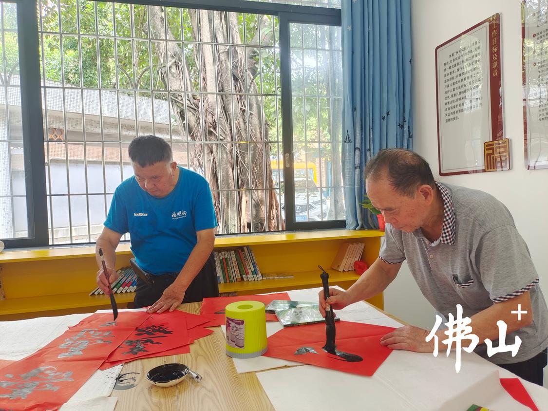 图为老年人在大塘镇综合养老服务中心练习书法。.jpg
