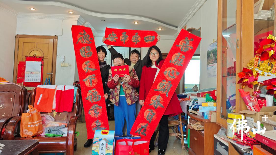 区文明办慰问“中国好人”冼玉转，为她送上道德春联、慰问品以及节日祝福。.jpg