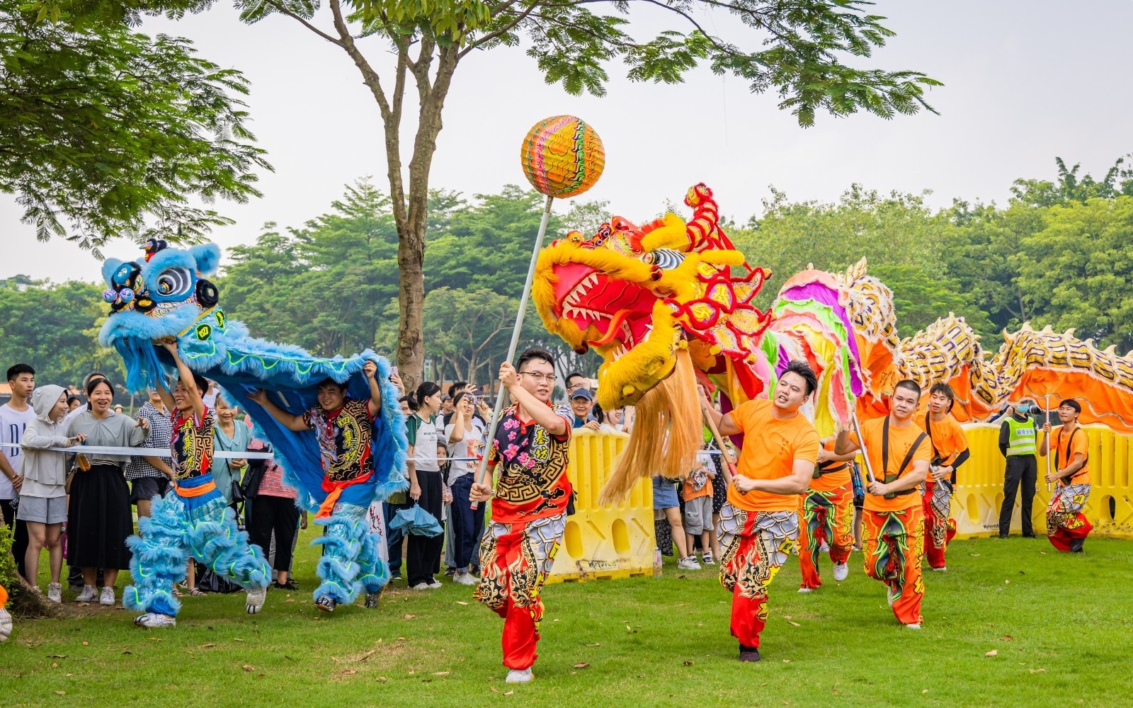 直播·顺德龙舟狂欢节丨“行运一条龙”祈福巡游，行龙运接龙福！