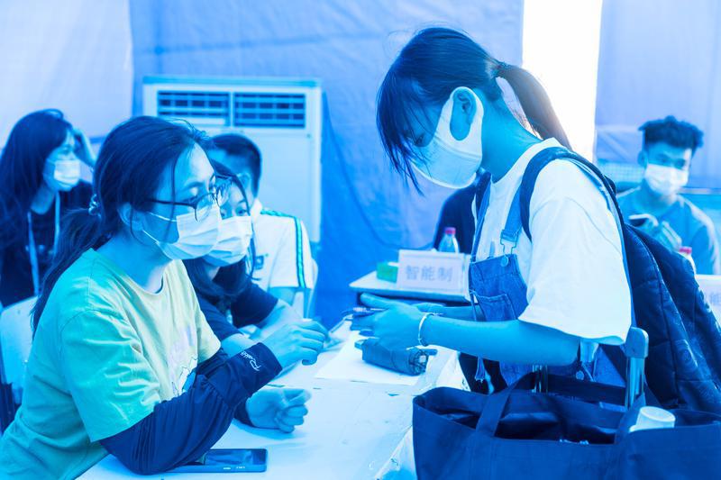 8月28日,顺德职业技术学院迎来首批学生返校。首批返校的主要是省外低风险地区的大二、大三年级学生。/佛山日报记者王伟楠摄
