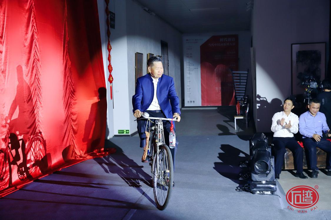 石湾酒厂集团董事长、陈太吉酒庄庄主范绍辉骑着老式单车缓缓登场。.JPG