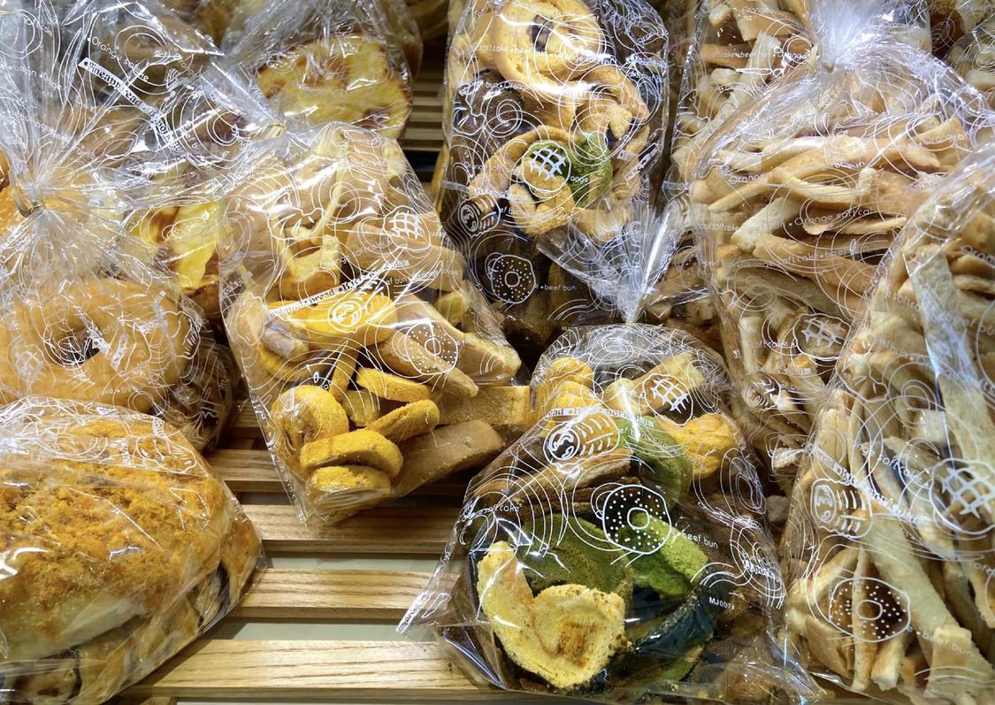 在高明区荷城街道跃华路一面包店内,记者看到有不少面包边角料正在出售。佛山日报记者陈嘉懿摄.jpg