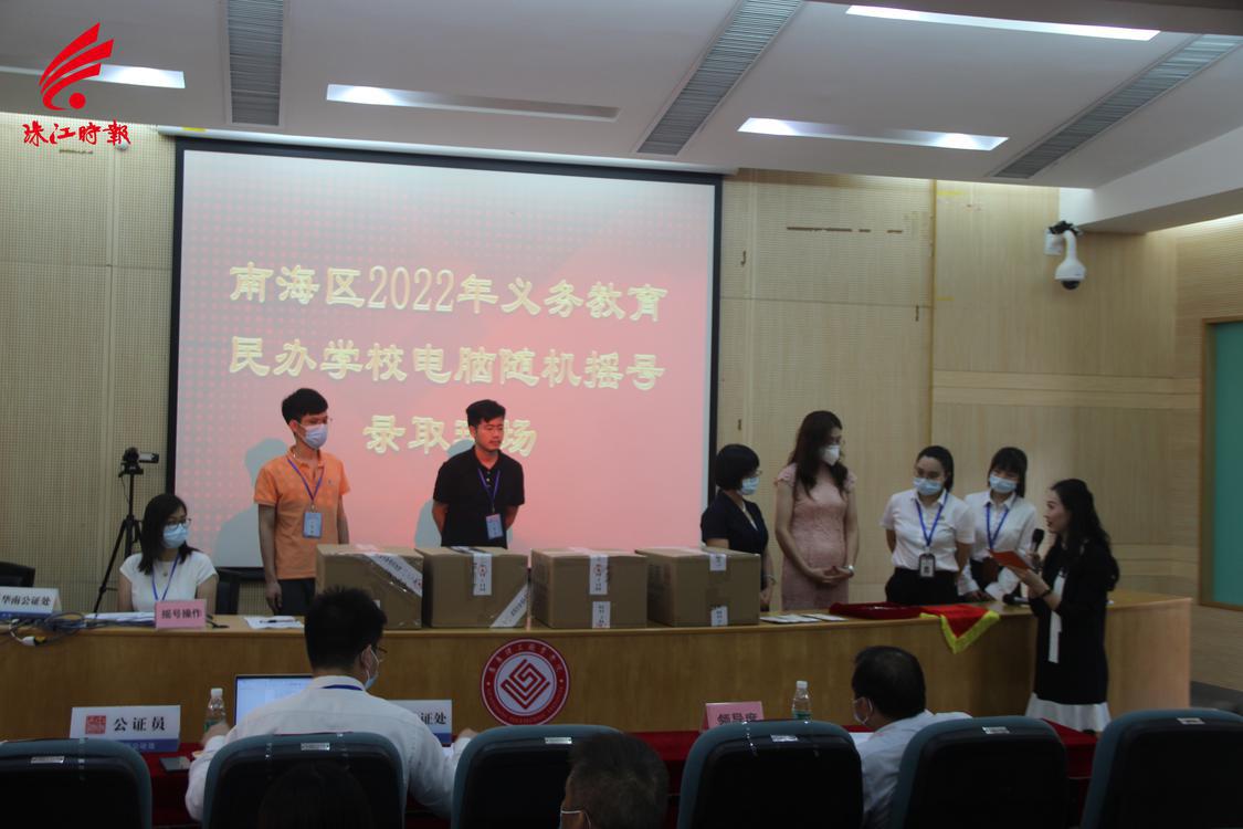 在公证人员和家长代表的见证下,工作人员现场开封电脑。